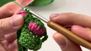 Вяжем косметичку с ягодками (клубничками) крючком