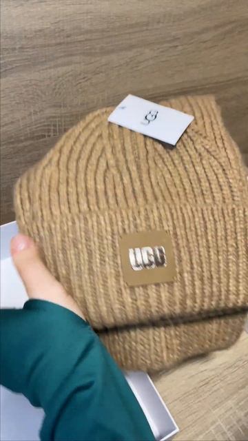 Распаковка UGG: Шарф, Перчатки и Шапка | Зимний must-have 2024 смотреть онлайн