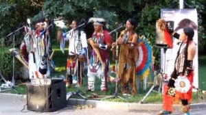 Индейцы танцуют танец огня.