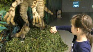 Настя на выставке ДИНОЗАВРОВ  Nastya life VLOG 0+