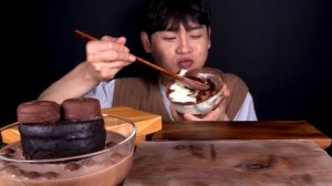 КРАСИВЫЙ КОРЕЕЦ ХОМЯЧИТ ТИРАМИСУ С ПЕЧЕНЬЕМ: МУКБАНГ ASMR