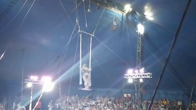 выступление воздушной гимнастки в цирке " Огни Киева" смотреть онлайн