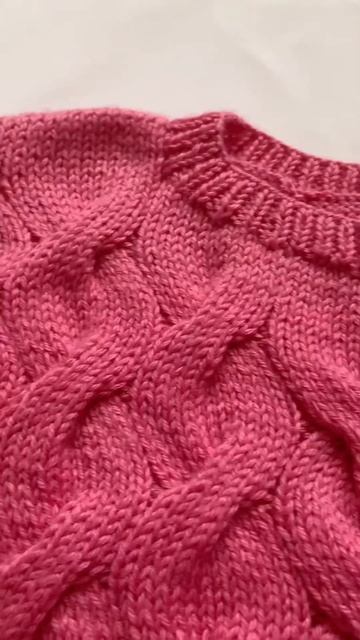 Розовая женская жилетка спицами