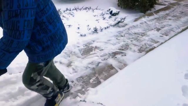 В Одессе выпал снег. Дети в снегу.