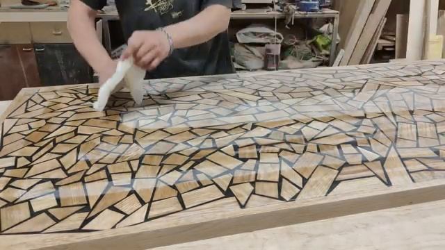 Стол из обрезков дуба и эпоксидной смолы смотреть онлайн