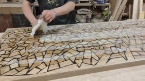 Стол из обрезков дуба и эпоксидной смолы