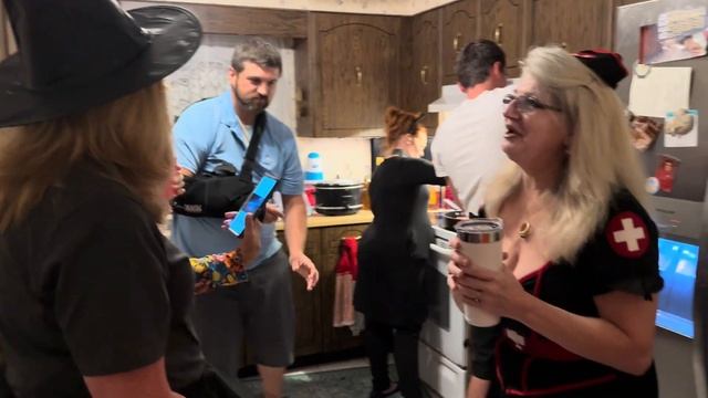 Веселая вечеринка у наших соседей Первый Halloween в Амери