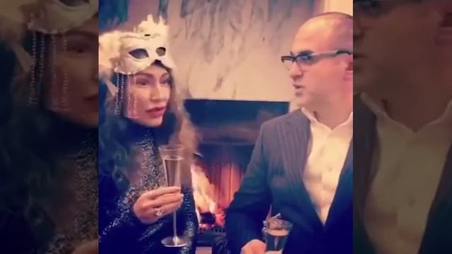 Мартиросян с женой поздравляет  всех с Новым годом