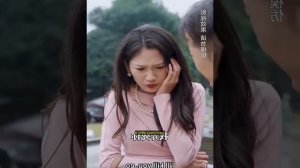 Жена генерального директора, отвозя ребенка в школу, б