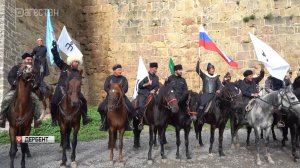 Участники конного похода доставили в Дербент Знамя Победы