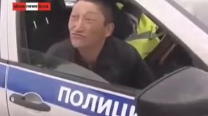 Аж две тапочки слетели!)))