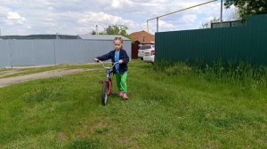 Учу кататься на велике.