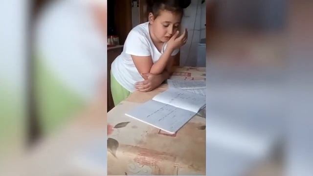 СКОЛЬКО ГРИБОВ В ТРЕТЬЕМ БОЧОНКЕ ? ДЕВОЧКА РЕШАЕТ ЗАДАЧУ ! смотреть онлайн