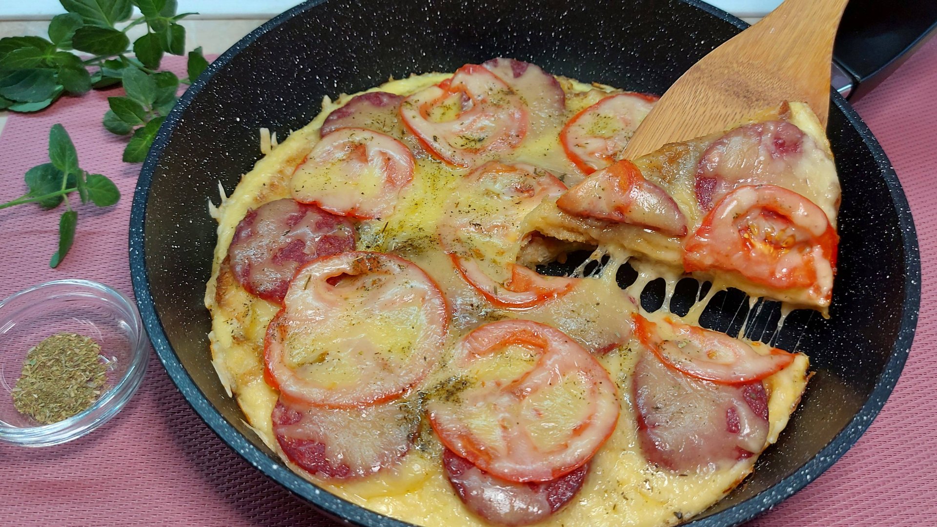 Пицца из батона на сковороде, рецепт из гренок на завтрак смотреть онлайн