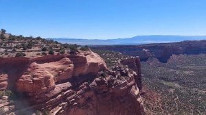 Прекрасные виды на каньоны с отвесными скалами.  Colorado National Monument.