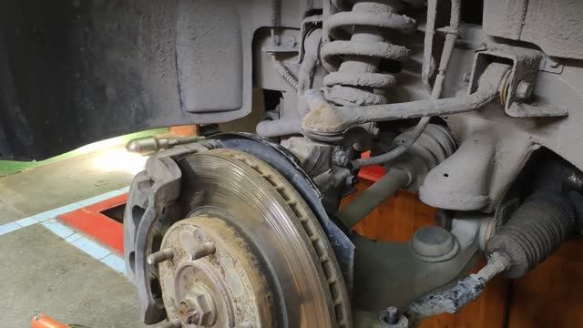 Замена верхних рычагов и рулевых наконечников Киа Соренто смотреть онлайн