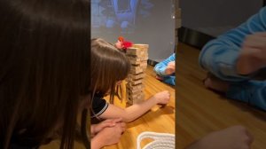 Ника и Маргарита играют в дженгу!