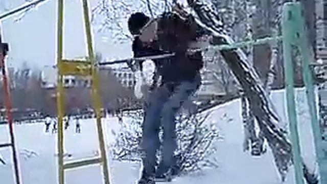 Турник. выход на 2 со сломанной рукой((.360.mp4