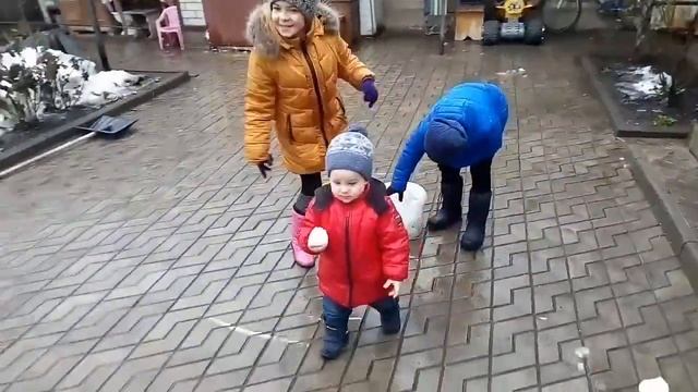 Играем в снежки！Дуэль Саши против Арсения！Данил и грузовик со снарядами！ смотреть онлайн