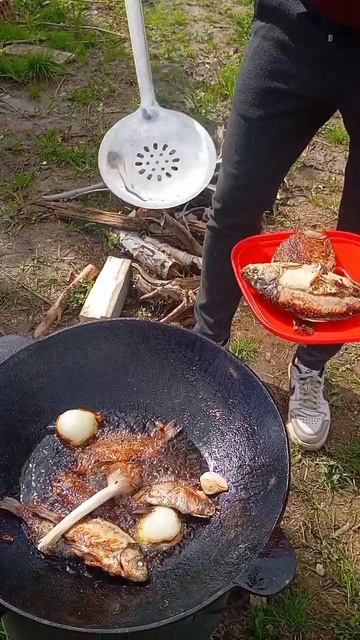 Жареная рыба на огне 🐟🔥 смотреть онлайн