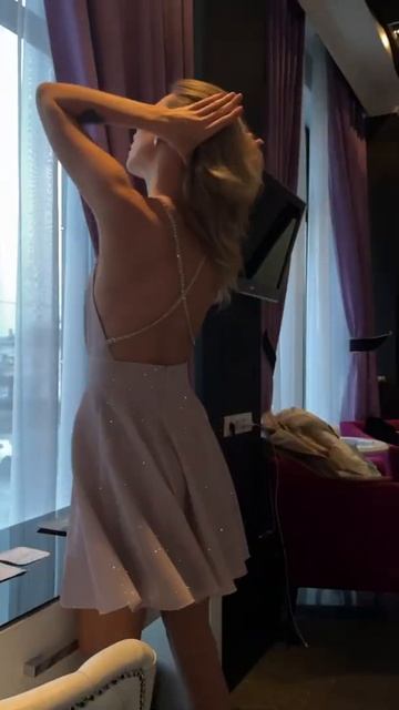 Приталенное платье мини с открытой спинкой в розовом ? смотреть онлайн