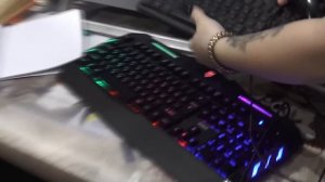 МАТЬ РАЗБИЛА БИТОЙ КЛАВИАТУРУ С МЫШКОЙ ДОЧЕРИ В РЕАЛЬ?