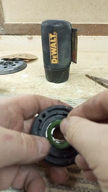 Смазка подшипника на эксцентриковой машинке DeWalt DWE 6423 смотреть онлайн