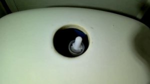 Собрал новый слив унитаза, а вода течет !