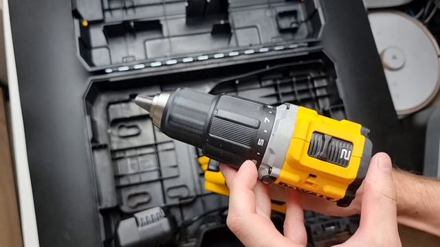 Огляд та відгук на Ударний шурупокрут DeWalt DCD100YD2T