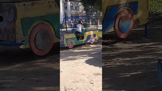 детская машинка на площадке смотреть онлайн