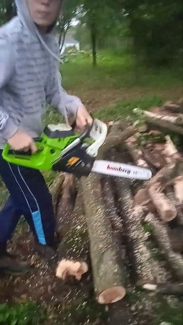 Бензопила Procraft K450L  в роботі