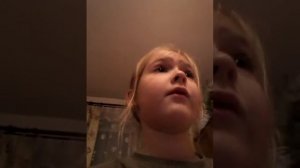 Вика поёт песню Как узнать свою подругу..