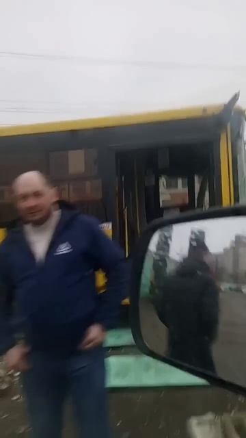 к нам на работу заехал автобус через забор смотреть онлайн