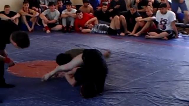 Это чеченец выиграл Шавката Рахмонова. грэпплинг