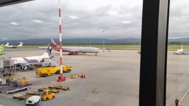 Утренняя посадка Boeing 777-300 