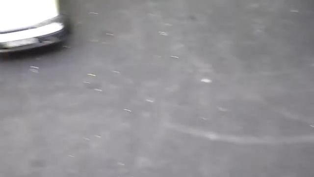 Скидываю пакеты с водой с балкона