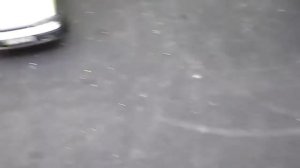 Скидываю пакеты с водой с балкона