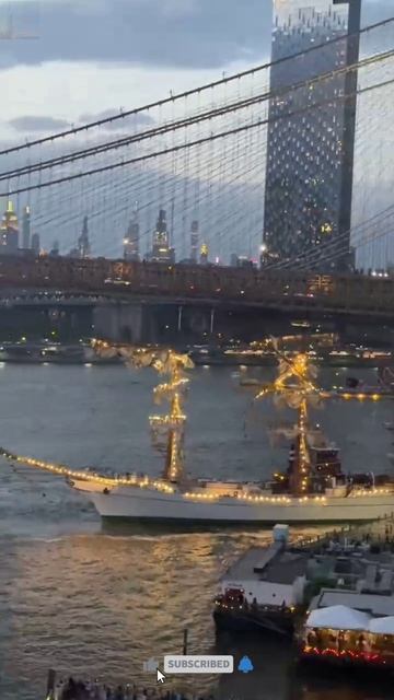 Парусное судно мексиканского флота врезалось в Бруклинский мост в Нью-Йорке 🌉 смотреть онлайн