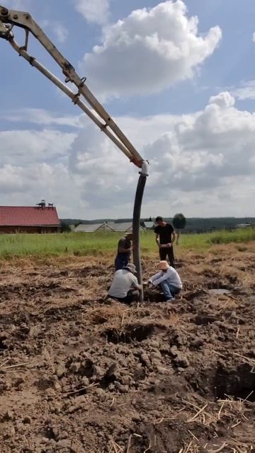 Процесс заливки буронабивных свай.