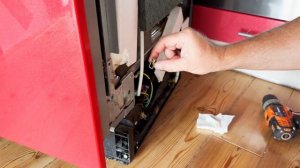 Ремонт механизма фиксации дверцы посудомоечной машин