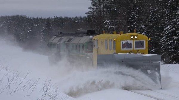 Train snow plowing action / Поезд снегоочиститель