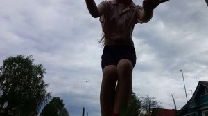 показала танец который мы учим