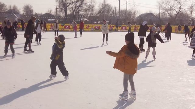 Учусь кататься на коньках и веселюсь с друзьями на Пер смотреть онлайн