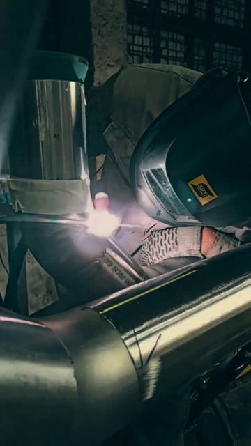 сварка трубопровода😎#реки #работа #работасметаллом #? смотреть онлайн