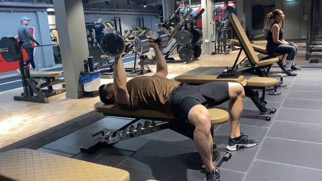 Жим гантелей лежа. DB bench press смотреть онлайн