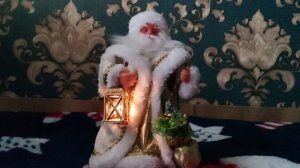 Дед Мороз Музыкальный 25см с мешком и фонарём , в золото