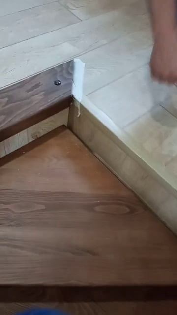 Деревянные ступени на железную лестницу