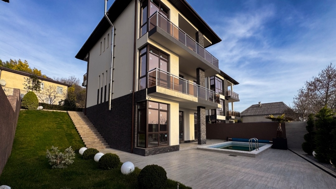 Уютный дом с красивой территорией смотреть онлайн