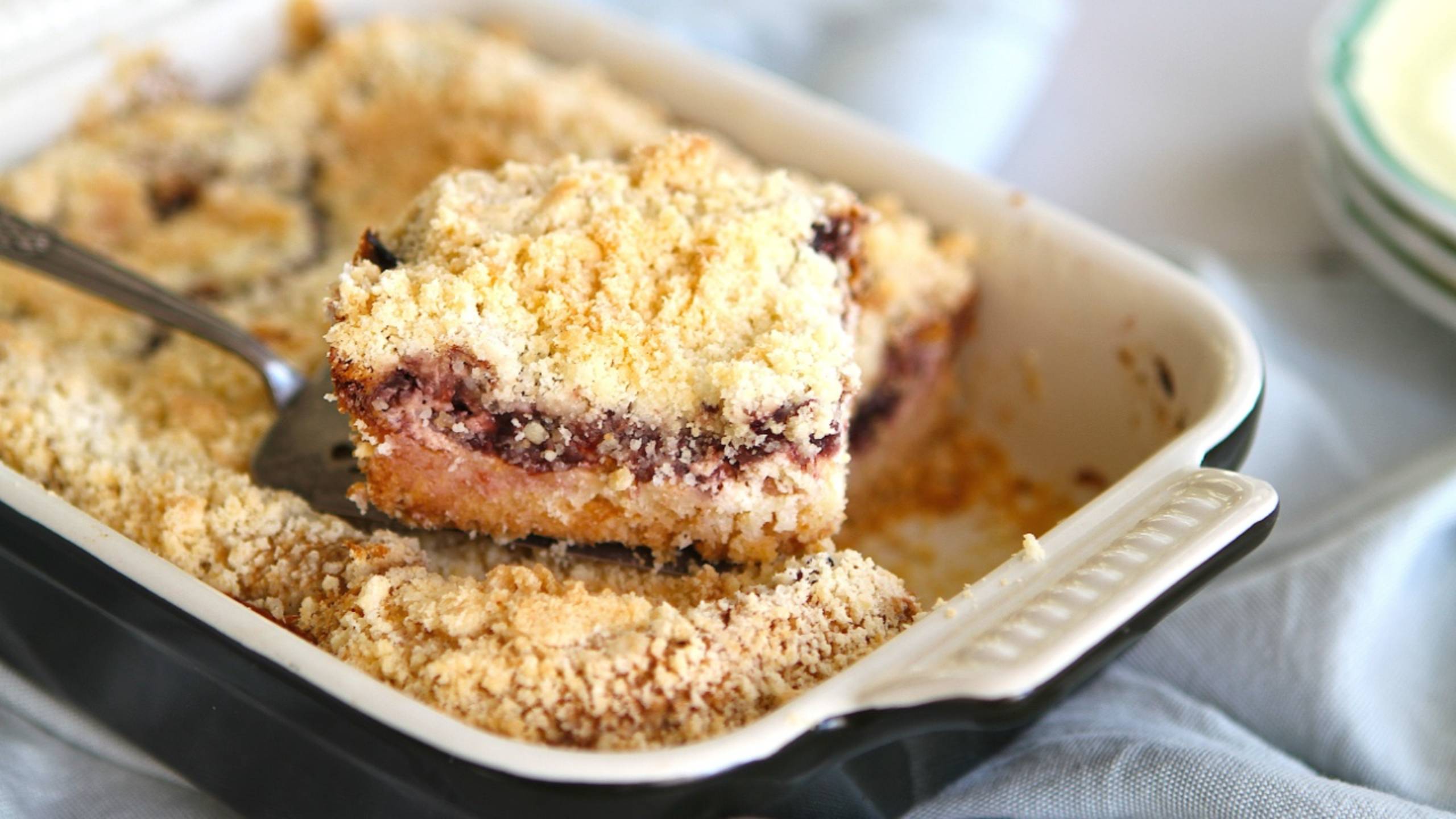 Насыпной пирог с творогом и джемом / сливочный вкус и нежная творожная прослойка смотреть онлайн