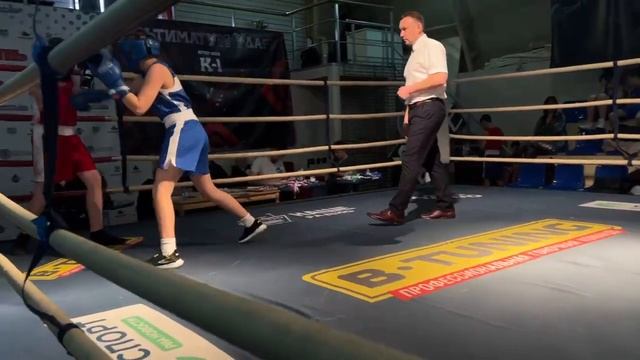 Третий раунд. Открытый ринг. Школа бокса 1. Прямые удар? смотреть онлайн